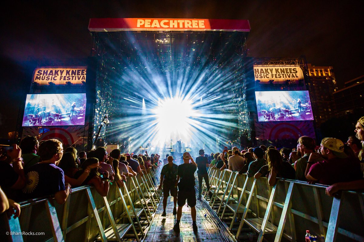 BirminghamRocks's tweet photo. @ShakyKneesFest crushed Day 1 🔥. @lcdsoundsystem, @FIDLAR, @CageTheElephant - so many great artists!!  📸@dvnaman https://t.co/0O0asuH0LD