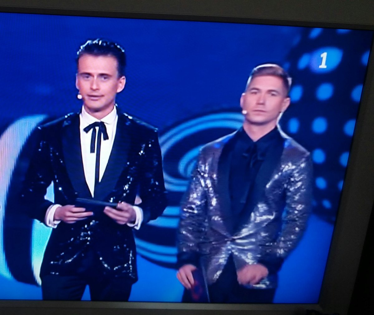 Albertoarchibal's tweet photo. @barbiecrazy2 y yo nos los estamos dividiendo #Eurovision #EurovisionRtve https://t.co/35vBsnCcEj