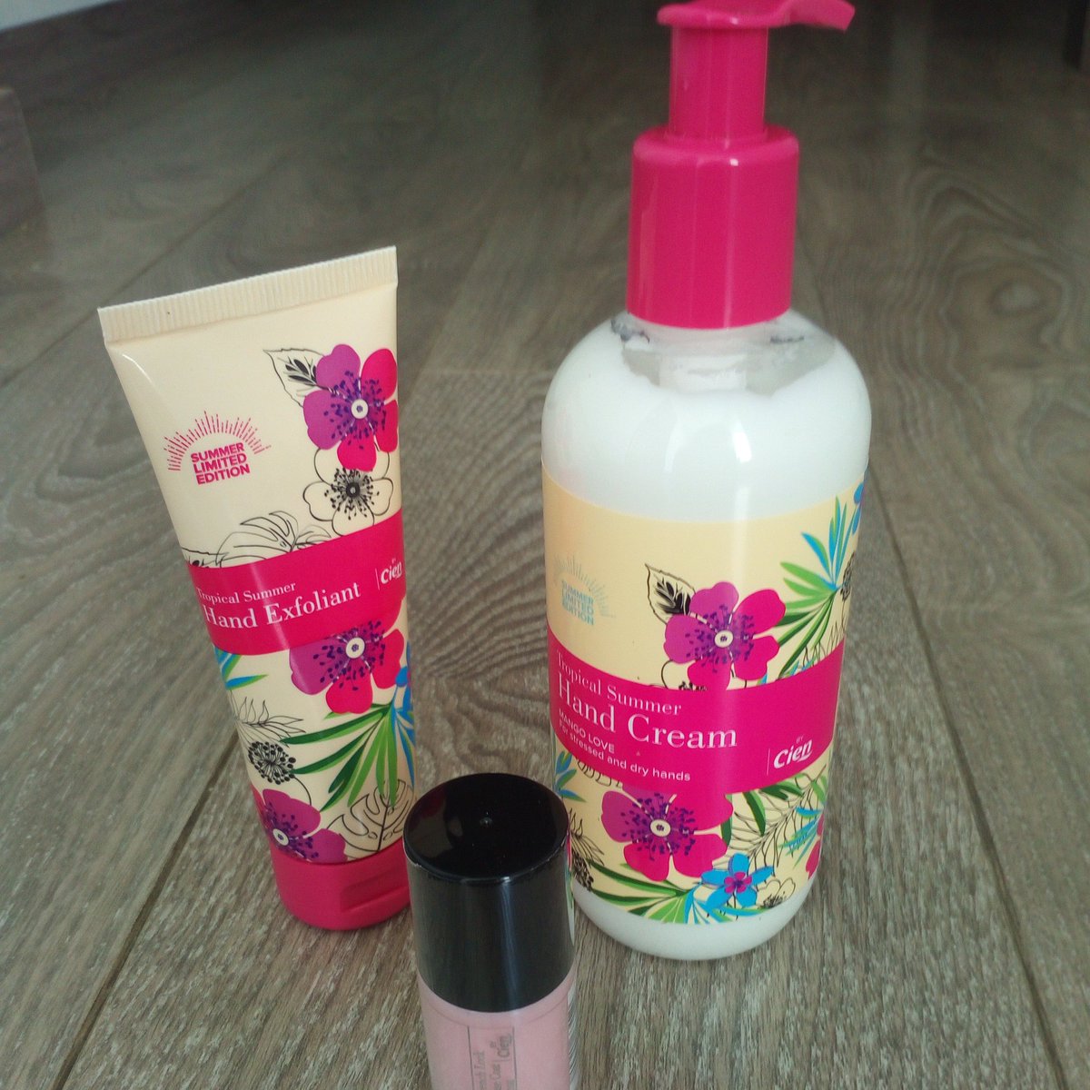 esdiesther's tweet photo. Si queréis descubrir la colección Tropical Summer de Lidl, en mi perfil tenéis el enlace directo al vídeo👌💅💆💝 https://t.co/qRIrt7KaXd