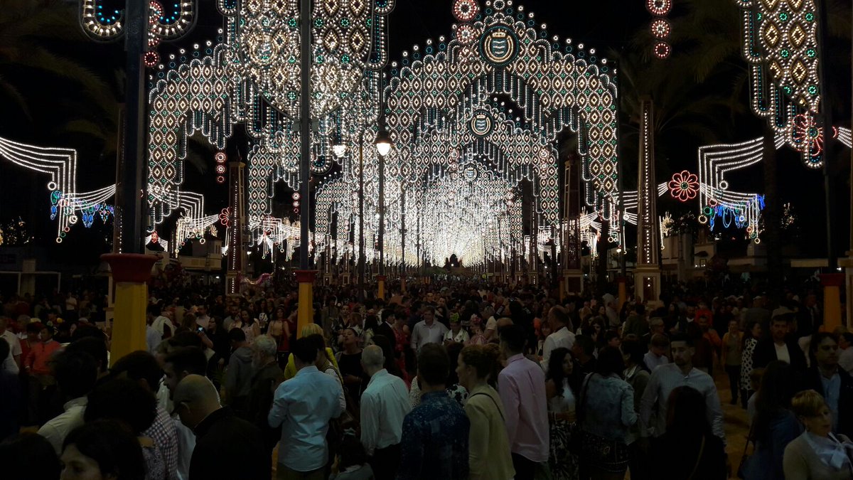 diariodejerez's tweet photo. Inagurada la @FeriadeJerez_ 2017 #Jerez #feria @diariodejerez ¡Feliz Feria a todos! https://t.co/q4DNXcQddT https://t.co/OJoZjTy94s