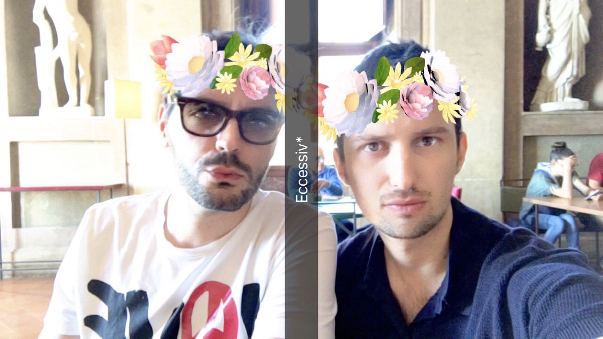 Michewolf's tweet photo. Io e @gian_tau ci ravaniamo sotto il tavolo https://t.co/GwoWQHmkTY
