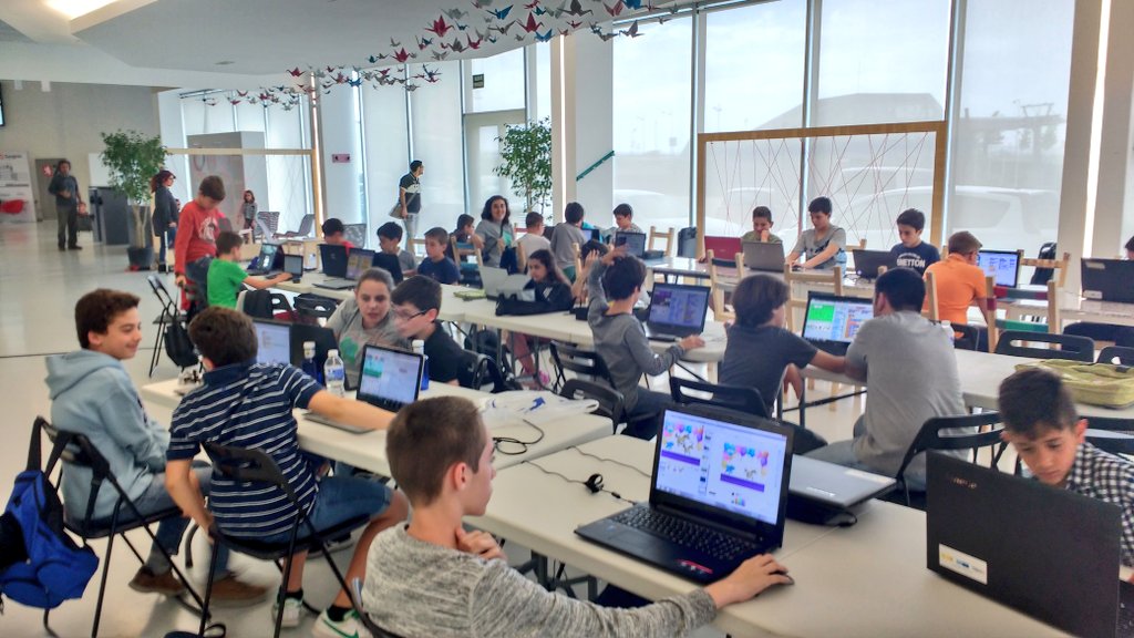 etopia_kids's tweet photo. Estamos en el ecuador del hackaton infantil de @scratch y aquí hay mucho nivel! El jurado lo va a tener muy difícil este año! #ScratchDay17 https://t.co/O4vfKiTL5R