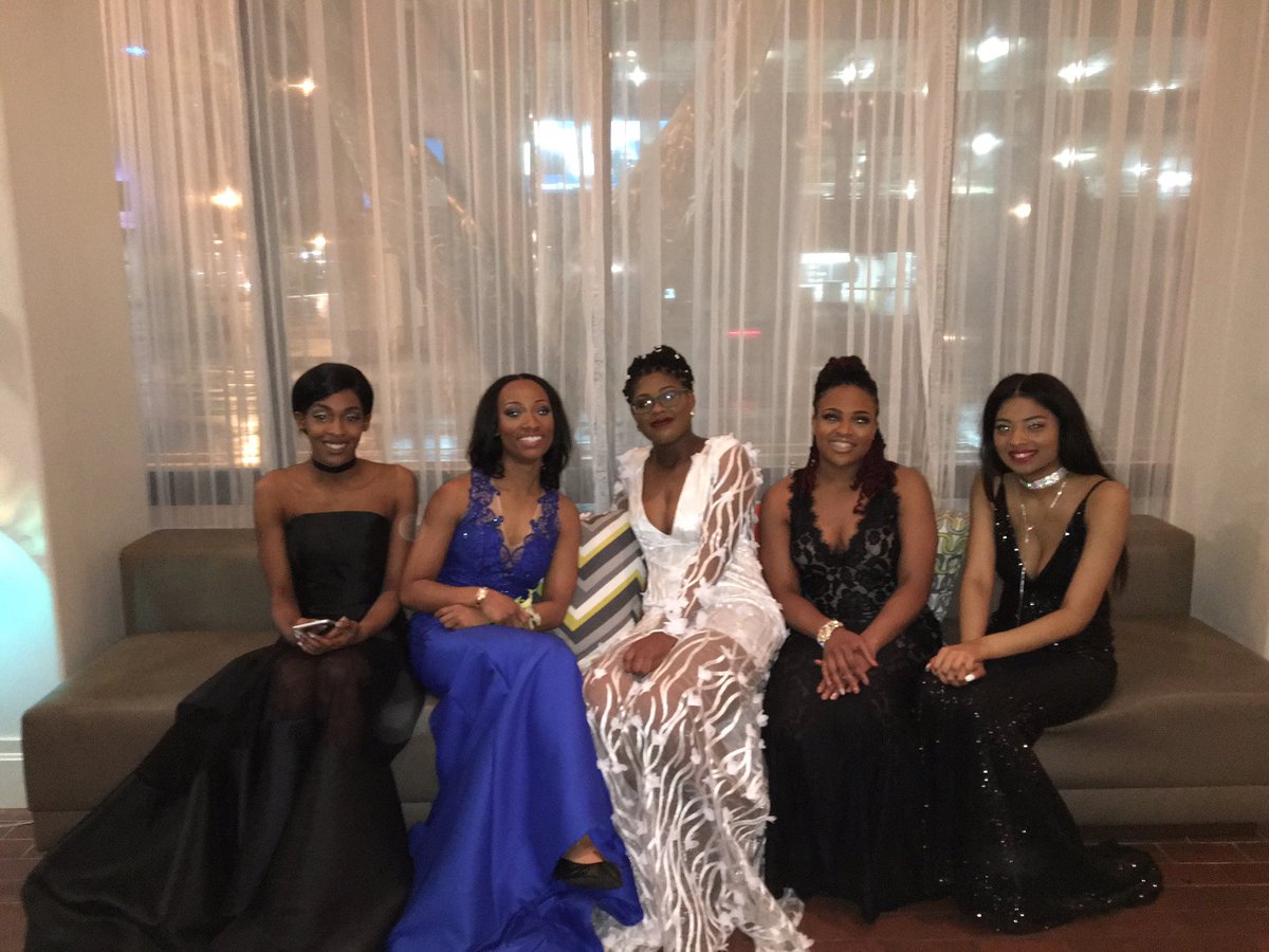 KayThe_Boss's tweet photo. #Parkdaleprom2k17 #prom2k17 💙 https://t.co/vrmd5NKaNF