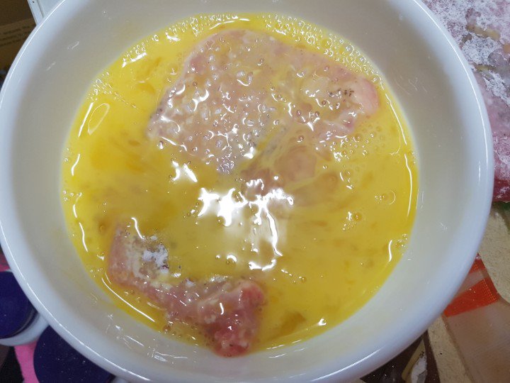 SelfCooking_Bot's tweet image. 돈까스
1.돼지고기 등심에 소금 후추 밑간 밀가루 달갈 빵가루 묻히기
2.기름에 튀긴다.

두번 튀기면 더 바삭. 
습식 빵가루가 없으면 우유로 빵가루를 뭉쳐서 써도 됨 #가끔요리