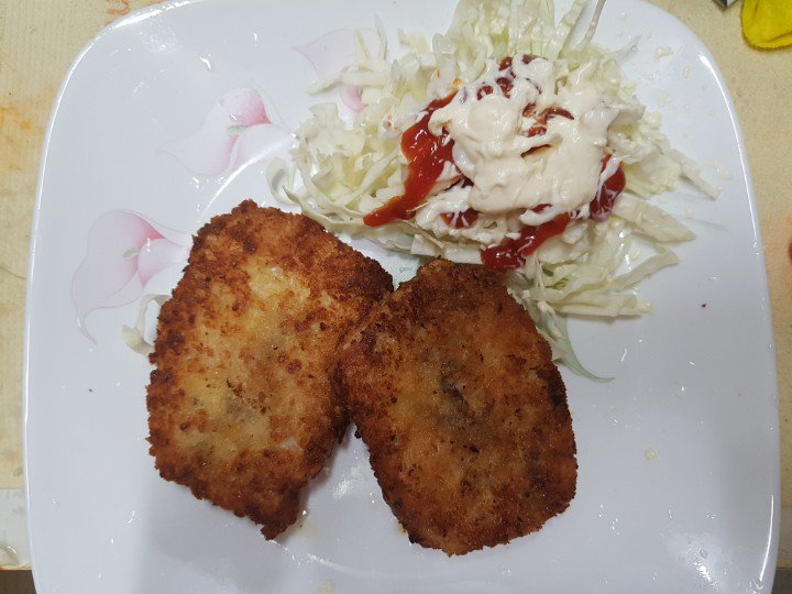 SelfCooking_Bot's tweet image. 돈까스
1.돼지고기 등심에 소금 후추 밑간 밀가루 달갈 빵가루 묻히기
2.기름에 튀긴다.

두번 튀기면 더 바삭. 
습식 빵가루가 없으면 우유로 빵가루를 뭉쳐서 써도 됨 #가끔요리