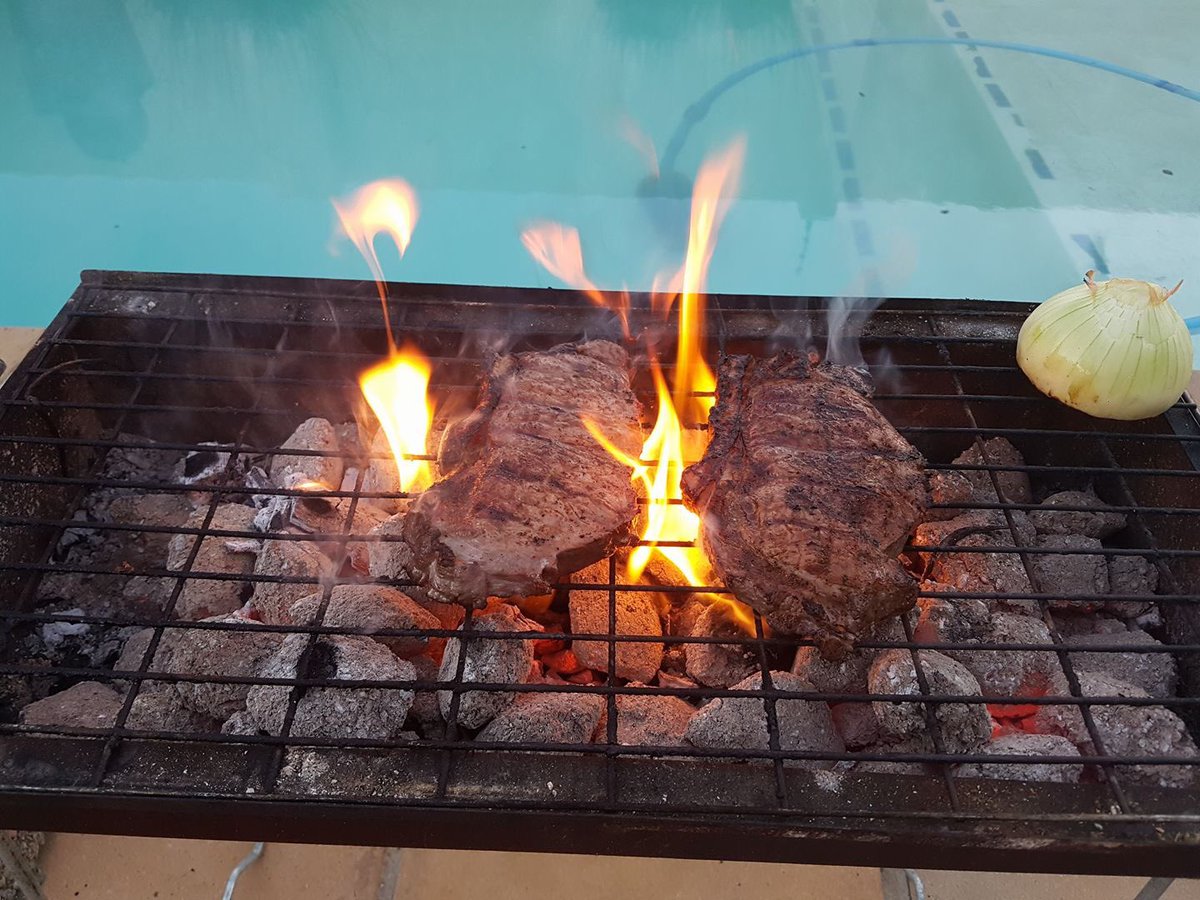 SAalienate's tweet photo. Flame grilled at home. Beter than the #Spur! No #racists nor any spitting in my food. #BoycottSpur #SpurMustFall #SouthAfrica https://t.co/hxiAPqGzoP