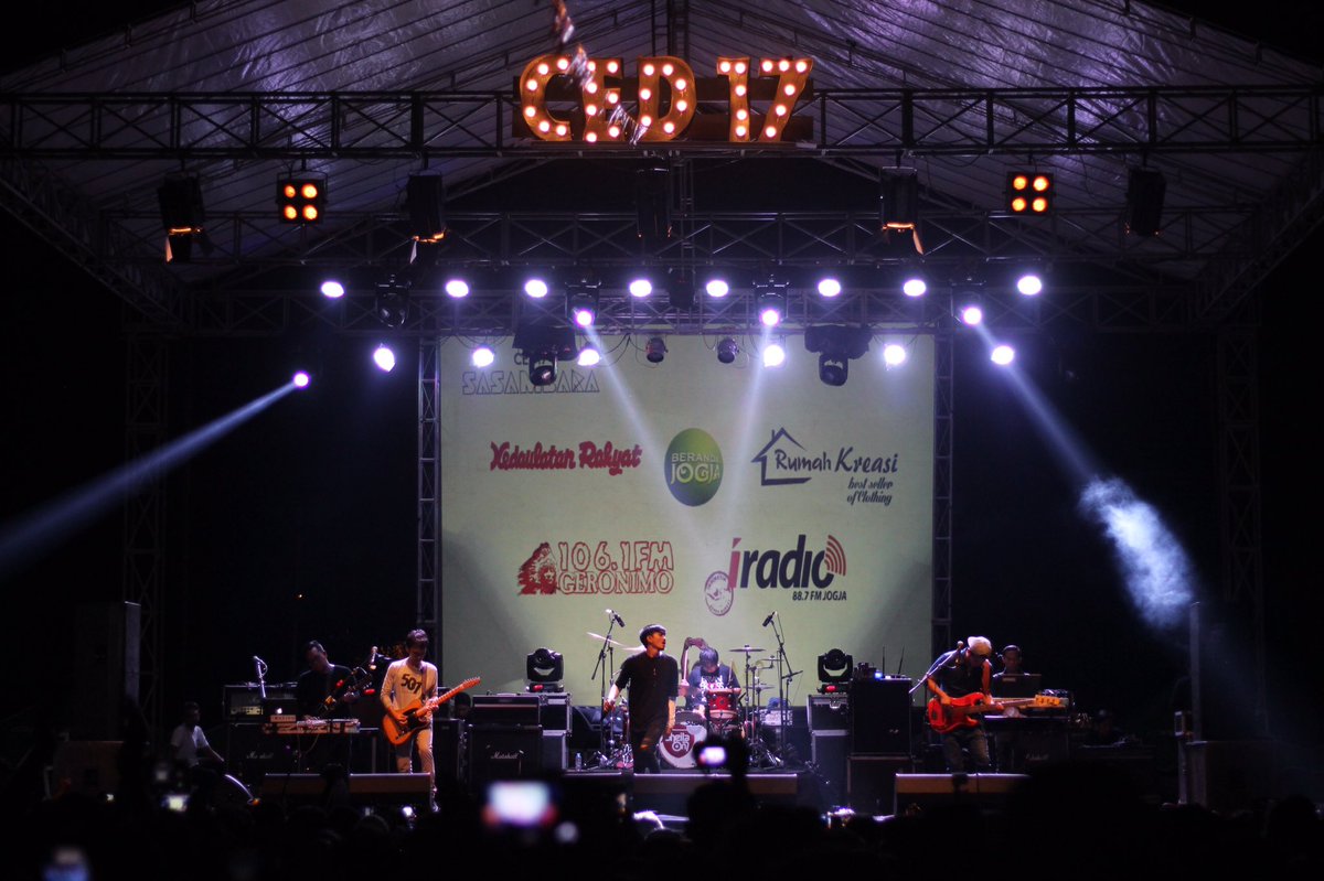 Lagu "Kisah Klasik Untuk Masa Depan" mengakhiri penampilan <a href="/sheilaon7/">Sheila On 7</a> malam ini dalam acara #Cimphoria2 , sampai jumpa di Cimphoria #3 🙌