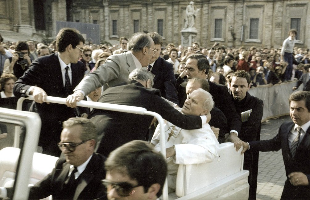 CEVmedios's tweet photo. Hace 36 años San Juan Pablo II se salvó de morir gracias a la Virgen de Fátima https://t.co/ebS1uOGKPo https://t.co/72hvbIiHEm
