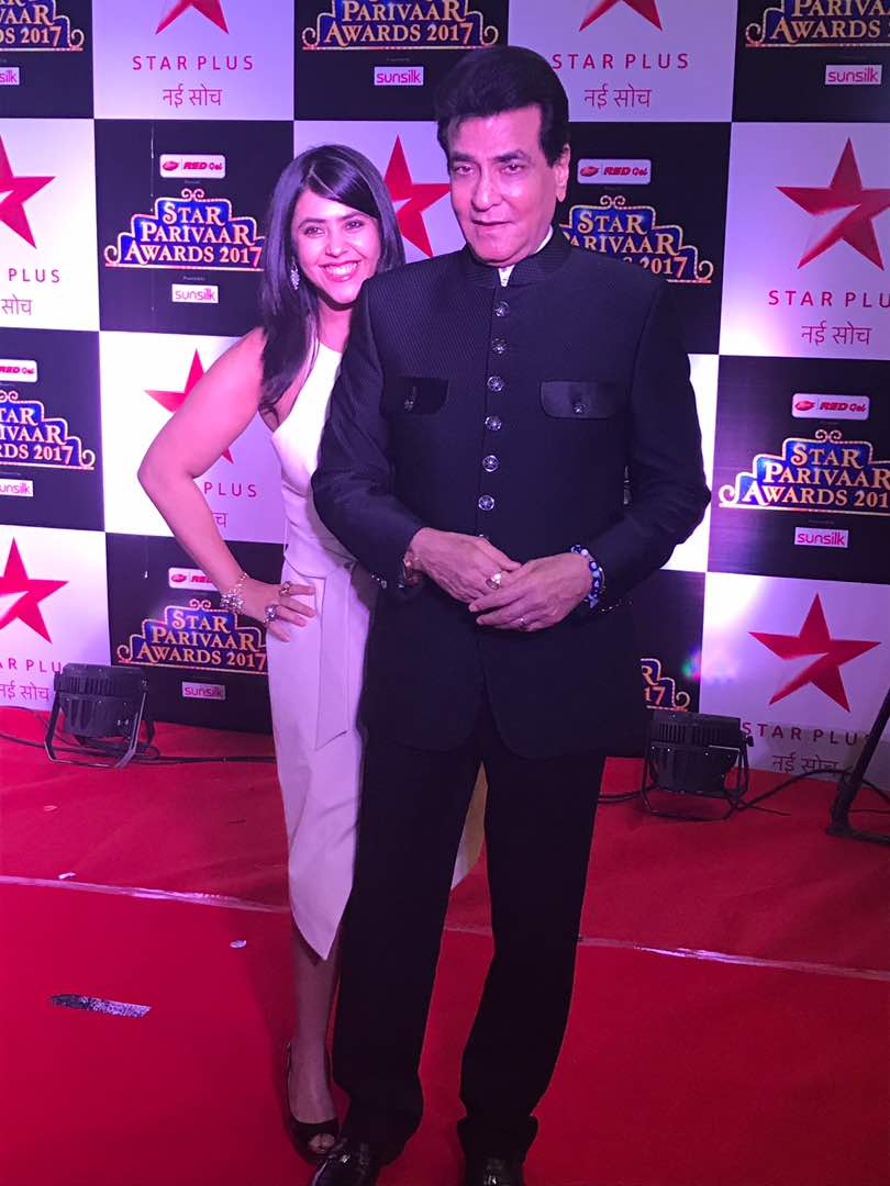 DomeIndia's tweet photo. The queen of Indian Television #EktaKapoor strikes a pose with the Legend #Jetendra at the #RedCarpet #StarParivaarAwards2017 #DomeAtNSCI https://t.co/UBJnSnxuuI