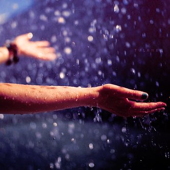 jo__ryy's tweet photo. طين وعطر ؟
وأماكن ماليها مطر
و غيم مالي هالسماء
وصوت يردد ؟
ٰهالشطر :
أحباب موعدكم متى ؟
قلنا يجيب الله لقى
مثل ما جاب الله مطر . https://t.co/XtZFou37eL