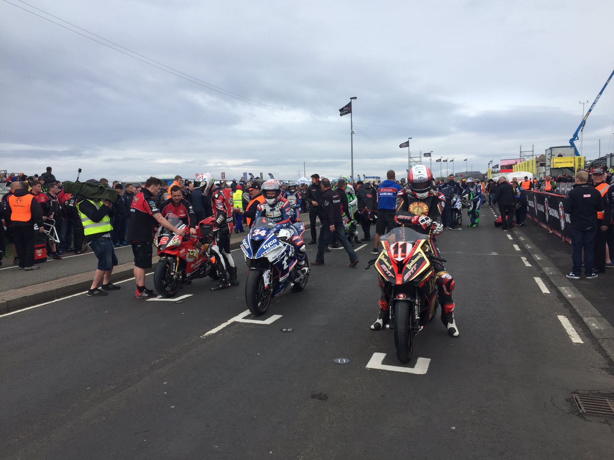 road - [Road racing] NW200 2017   - Page 3 C_uIbEWXkAE0LNY