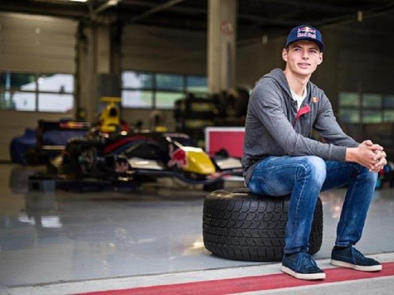 Autocosmos's tweet photo. #OneQuestionMax, el piloto de Red Bull Racing contestó preguntas de sus seguidores en un video en vivo -> https://t.co/GyyFSAiqsd https://t.co/SWbcLjRNtn