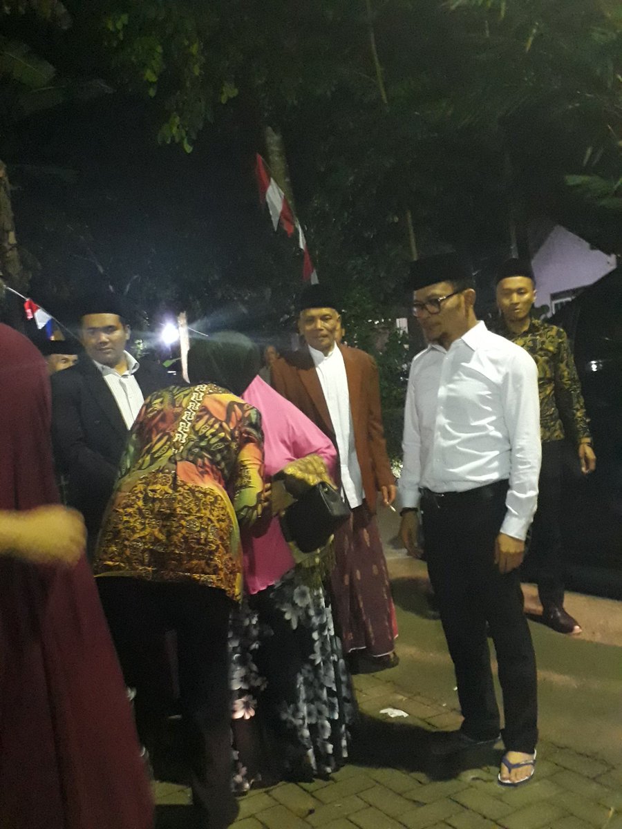 bedahnaskah's tweet photo. Selalu bangga dgn senior ini, Kang @hanifdhakiri, tak perlu spatu mahal, sandal japit aja udah keren 👍👍👍 
@LuqmanPKB 
@aryaleaderr https://t.co/ePPVkksBD7