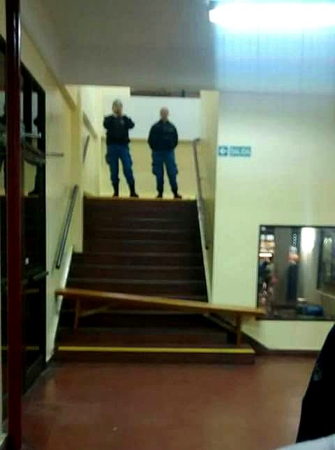 Red__Accion's tweet photo. #DDHH #BuenosAires Policías locales entran a la Facultad de Derecho de la Universidad de #LomasdeZamora https://t.co/MlHFZTdEY8 @Red__Accion https://t.co/wi4MUQ4NLc