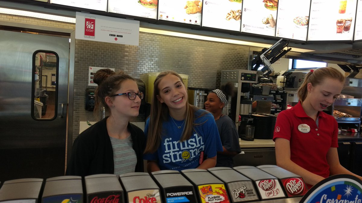 MrsOviedoSMS's tweet photo. Sharing the love at Chickfila! 💛 #SMSdayofgiving https://t.co/gKHUun2HuY