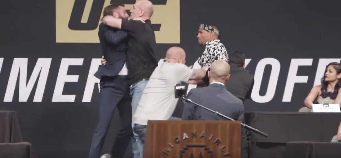 BleacherReport's tweet photo. Kevin Lee said something about Michael Chiesa's mom during their press conference and all hell broke loose

🎥: https://t.co/ugbTnTgwKF https://t.co/QWV31IyKbM