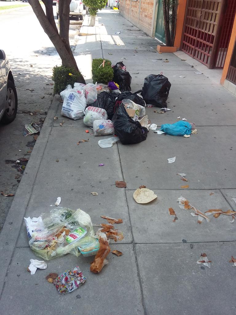 lamora3004's tweet photo. Pésima recolección de basura. Se les olvida está cuadra. Frente a HEB. https://t.co/12If9VrmKp