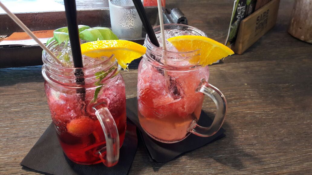 _E_LIZ_abeth's tweet photo. @_gossip_witch Just a few refreshing drinks with my bud. #GregIsTheBest #NiceEvening #IEnjoyHisCompany #Always 🍪💜 https://t.co/dIg9hVJRJj
