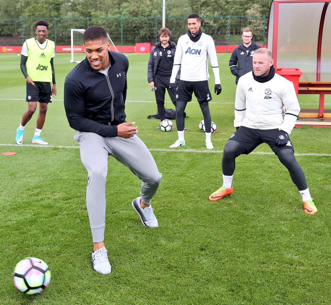 C_uSQ9SWAAApNij Anthony Joshua Trains With Manchester United Players, Pictured With Jose Mourinho (Photos)