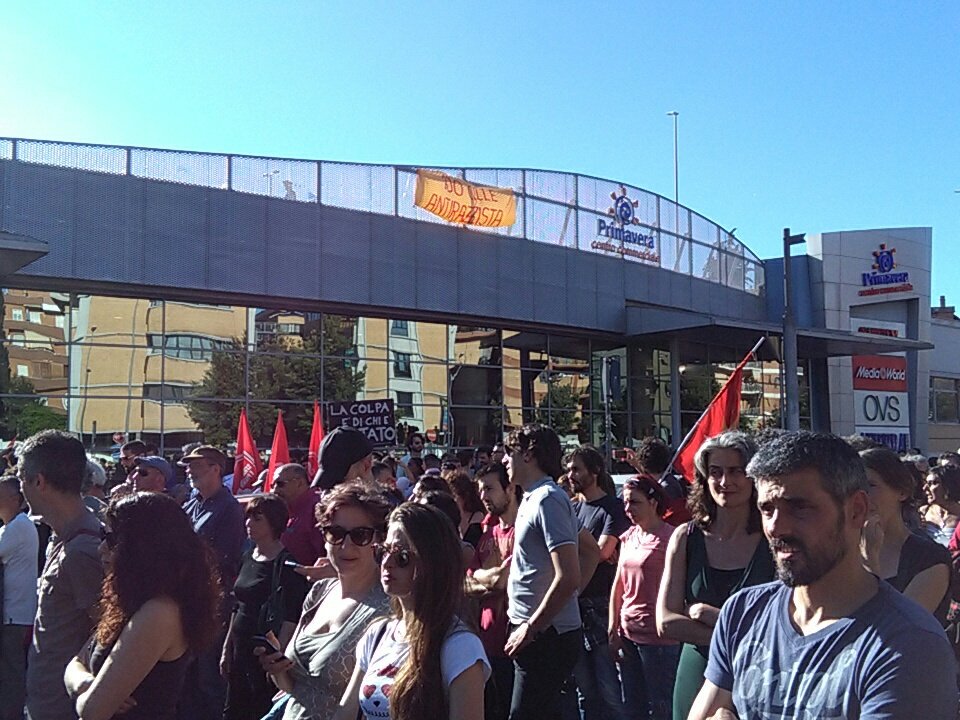 La guerra ai poveri la chiamano decoro. La nostra vita la chiamano degrado. 
Noi vogliamo giustizia e dignità.
#SiamoTutteROMane