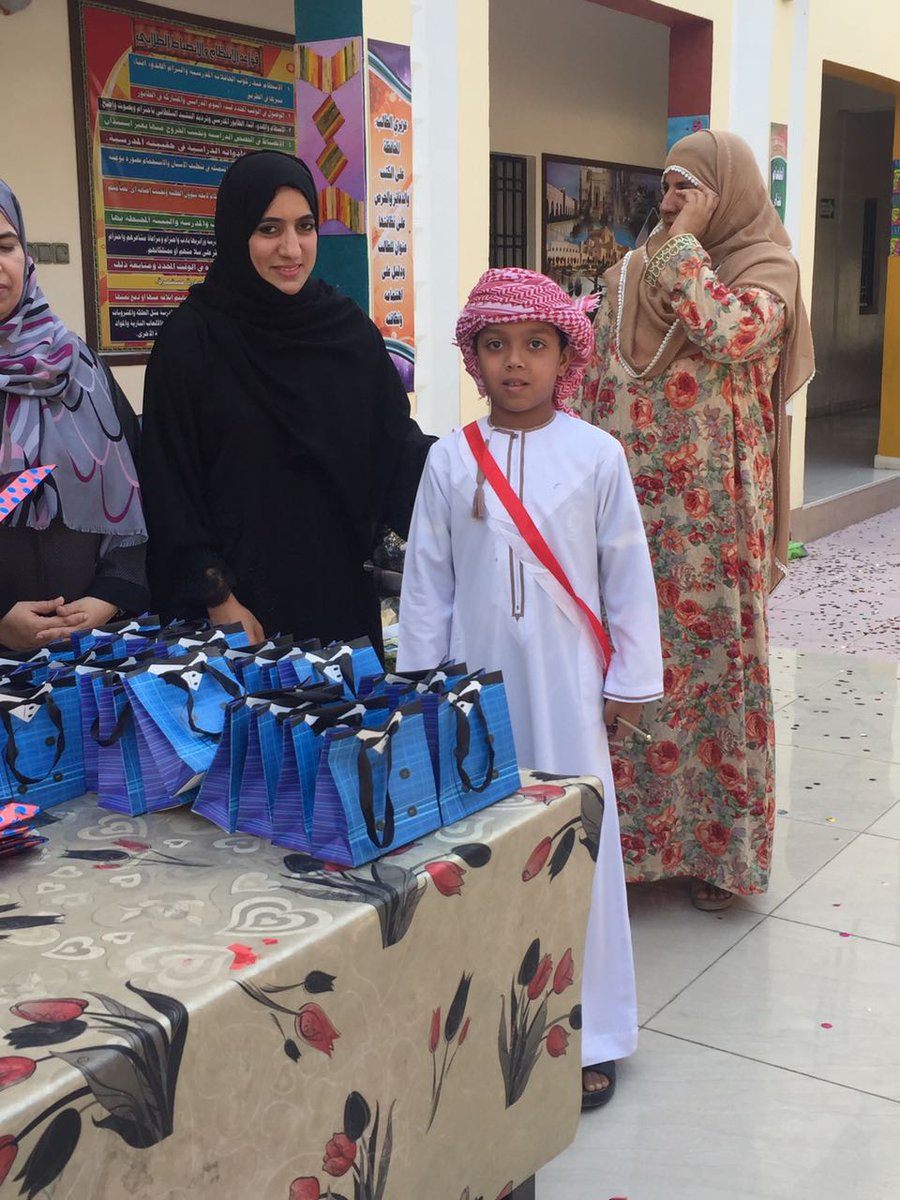 التكريم بحضور مشرفة المجال أ/مني الفطيسي ومشرفة الإرشاد الإجتماعي أ/آمنةالريسيةوالمشرفتين أ/رقية البلوشي وأ/زليخة البلوشي لحفل التميزوالنجاح