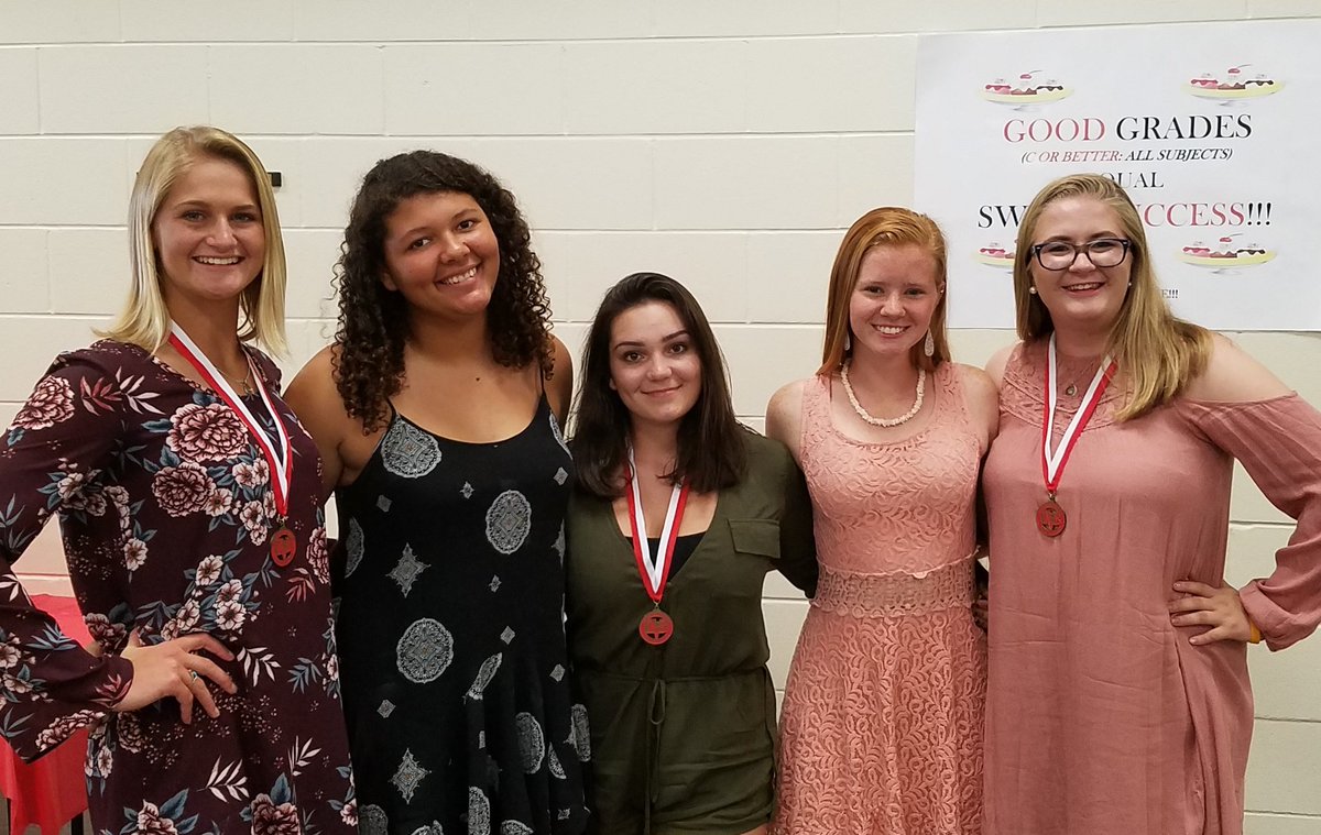 VBHS_Softball's tweet image. Celebrating the seniors #vbhssoftball #VBHSNation #vbhspride