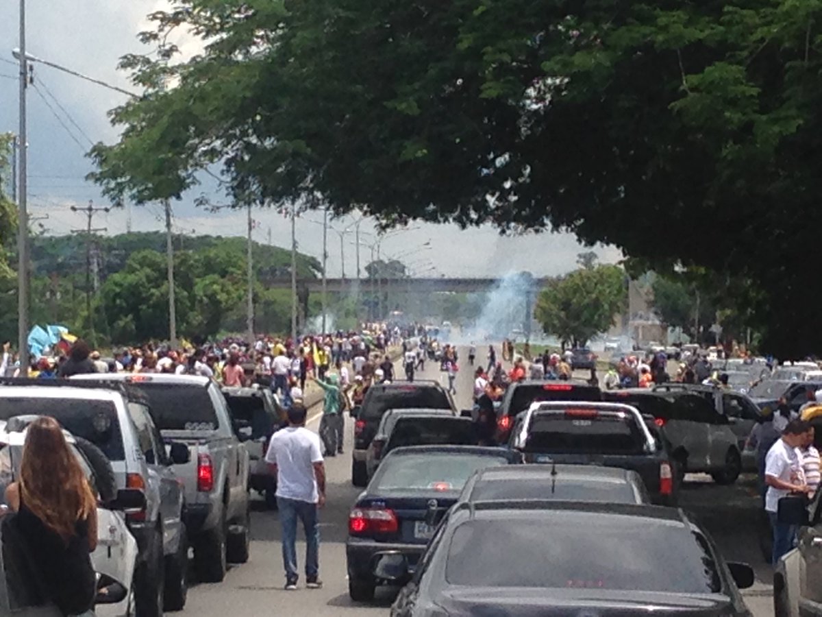 CarlosGraffe's tweet photo. Represión de la GN en Tocuyito. No dejan q el pueblo llegue a Campo de Carabobo.
Hermanos fuerza q cada día la Libertad está mas cerca. https://t.co/2i7I42F9Bx