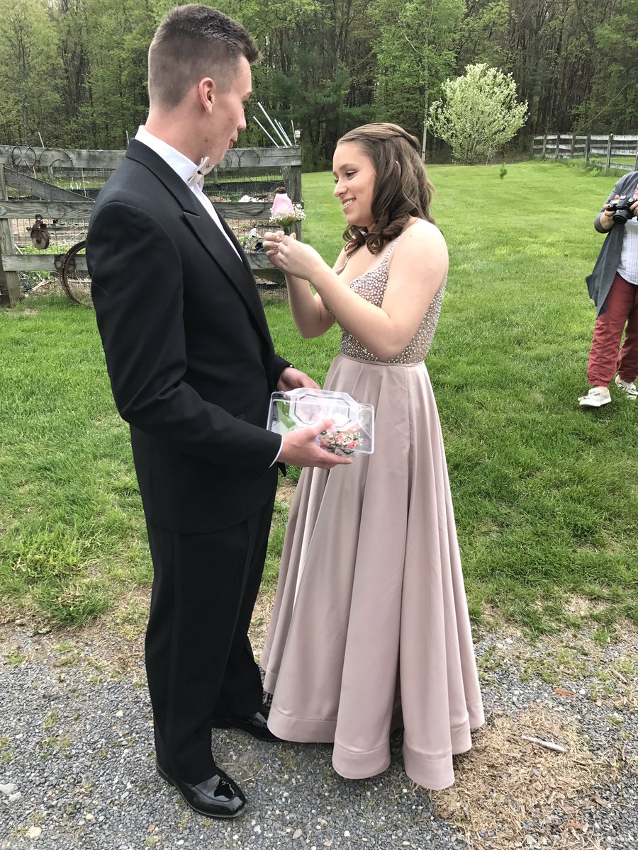 taylormoroney's tweet photo. Prom with my love💗💗 https://t.co/uXKJdkPIbR