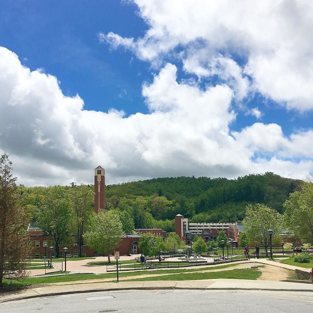 targstark123's tweet photo. Clear skies just in time. #appgrad #itshere https://t.co/r3dWtb1JKg https://t.co/XaTV3bjuwd