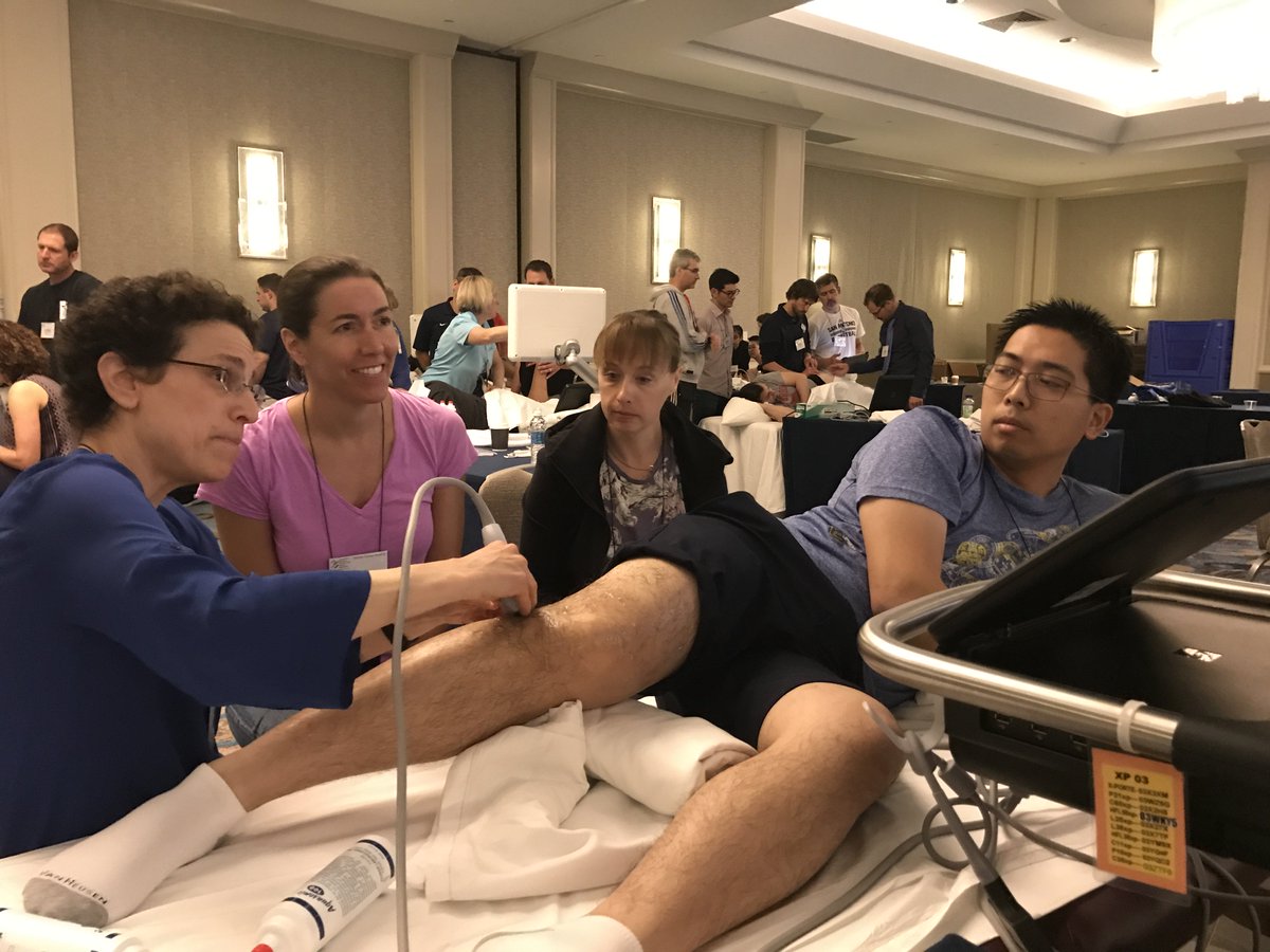 TheAMSSM's tweet photo. AMSSM members honing their skills during this morning's Sports Ultrasound scanning session #AMSSM17 https://t.co/aWX05HwhVV