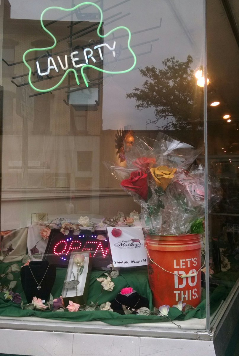 michaelmoessner's tweet photo. Fresh flowers on display @LavertyJewelry Come check them out, 611 E.Ohio St., Pittsburgh, get your's before they're gone. 
#rosesculptures https://t.co/fnHInHBc43