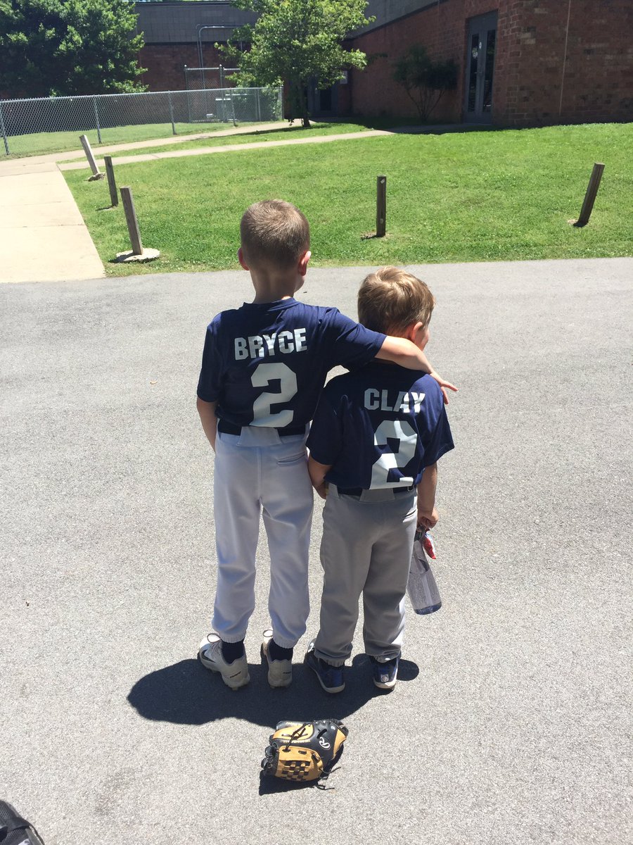 THXTN's tweet photo. Uncle Rob would be so proud of our boys honoring him. We miss you brother!!! #RB2 #RobBironas #Titans @brettkern6 https://t.co/MQujvbtpsd