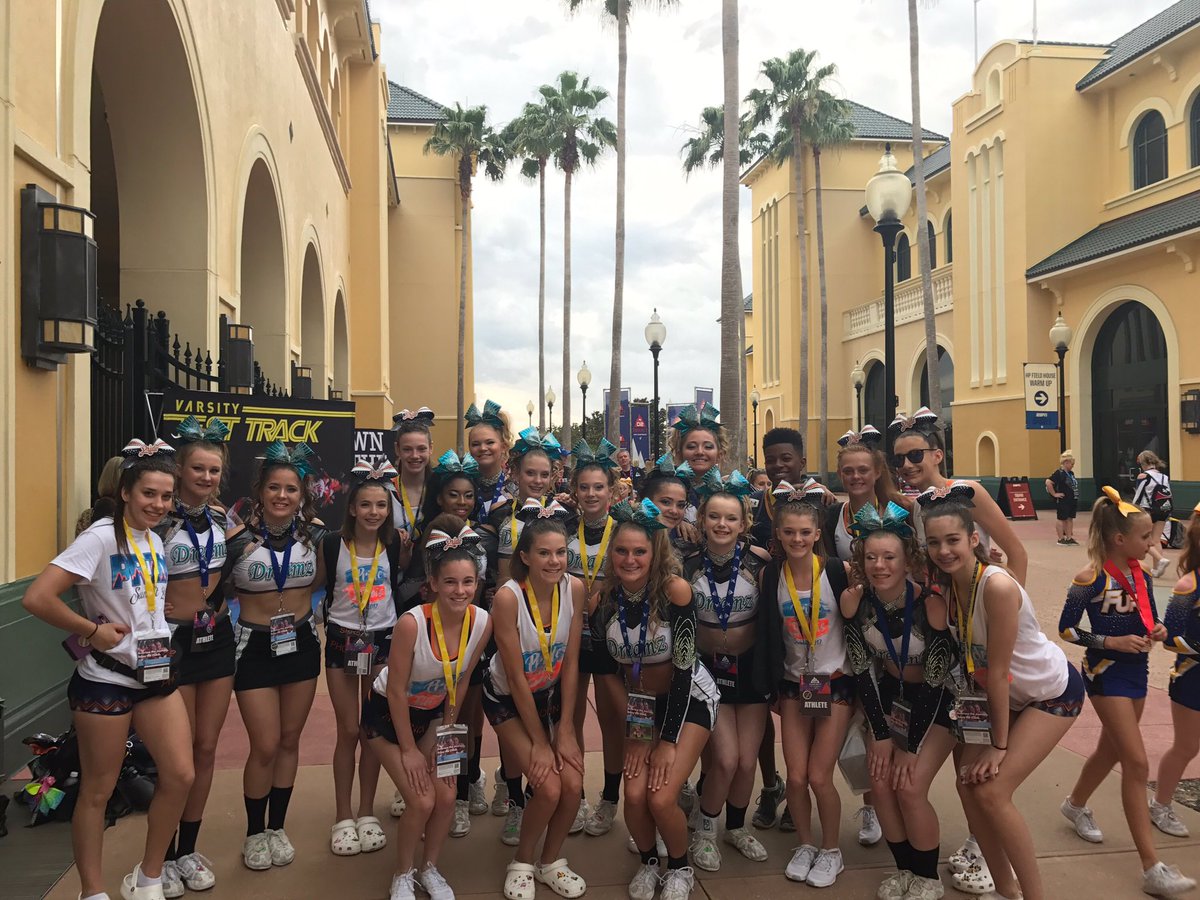 DreamzElite's tweet photo. Dreamz reunited with our friends from Pride of Illinois! @VarsityAllStar @AmChamps #onefamily #d2summit2017 https://t.co/hA5bu3Z1Gc