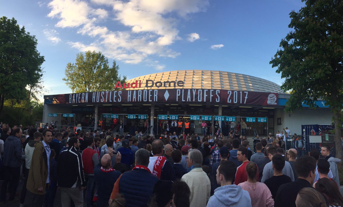 FelixSchuster's tweet photo. Beste Jahreszeit: #Playoffs! Auf geht's @fcb_basketball ! #bayernhustlesharder #munich https://t.co/yzcAwtPHIL