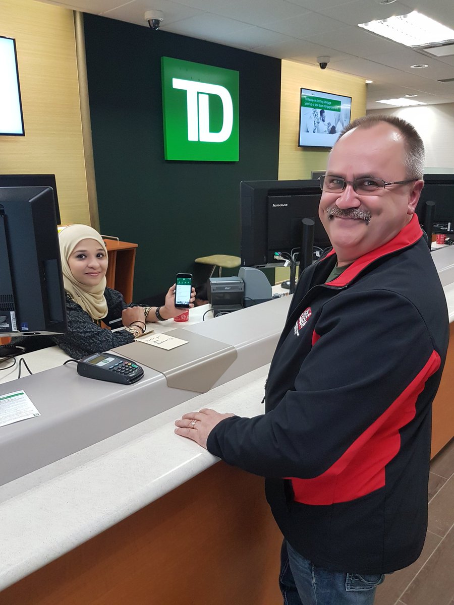 Helping learn e-transfer &amp; mobile deposit #happycustomer #htww1 <a href="/JessicaLeach_TD/">🥬</a> @BrianGervais_TD @absmitherz @JDerrick_TD <a href="/ChoucairRima/">Rima</a> 👍