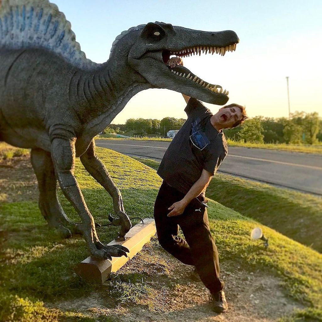 Dinosaur attack! 😳👻 #uranus #uranusfudgefactory #missouri #exploreoften #roadtrippin #ventureout #wandertheworld ift.tt/2qgJONz