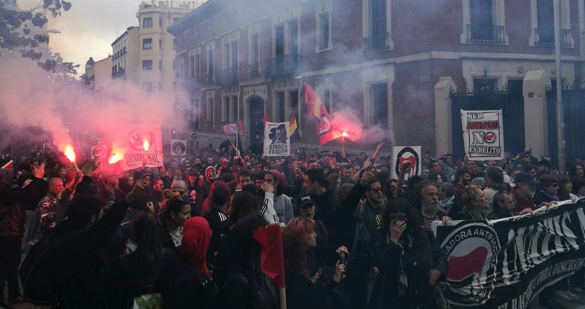 AntifaMadrid's tweet photo. Superado Alonso Martínez y Genova.
Nos acercamos a Colón.
El centro retumba.
#13MCombativo
¡No Pasarán! https://t.co/8lZqMHPlJ9