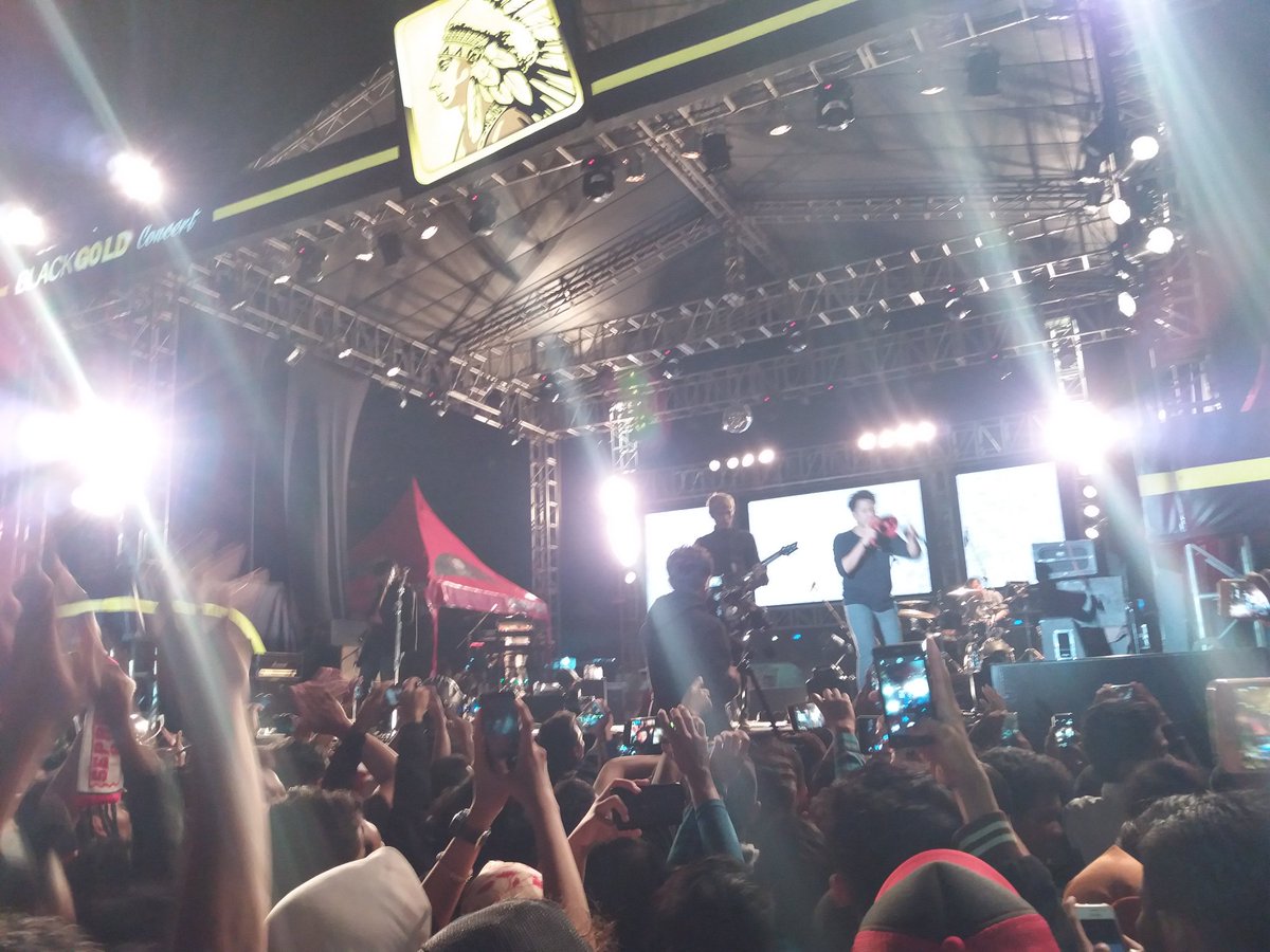 SHABAT_PALU's tweet photo. Konser @NOAH_ID semalam...  Dari @SHABAT_PALU mimin sndirian 😂😆 https://t.co/7ZBJxmkvKW