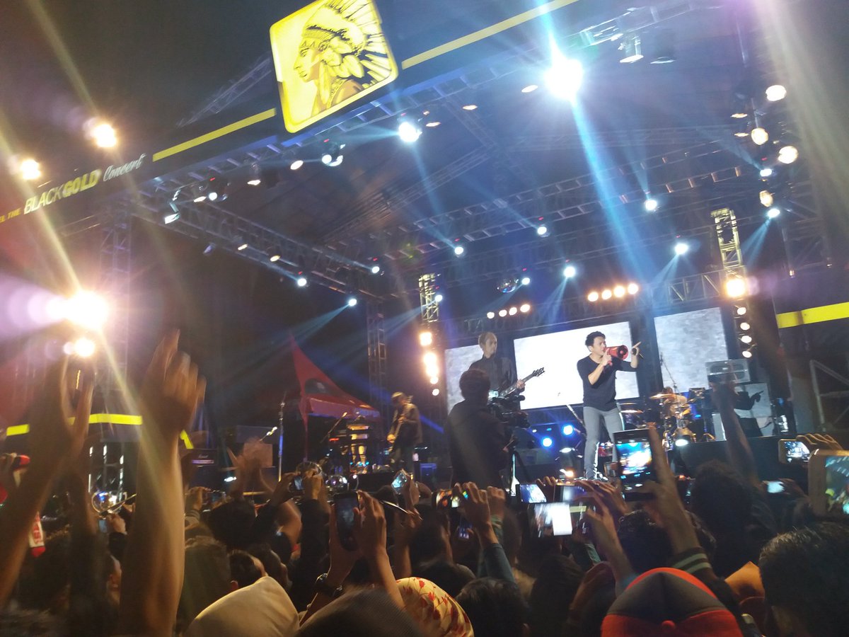 SHABAT_PALU's tweet photo. Konser @NOAH_ID semalam...  Dari @SHABAT_PALU mimin sndirian 😂😆 https://t.co/7ZBJxmkvKW