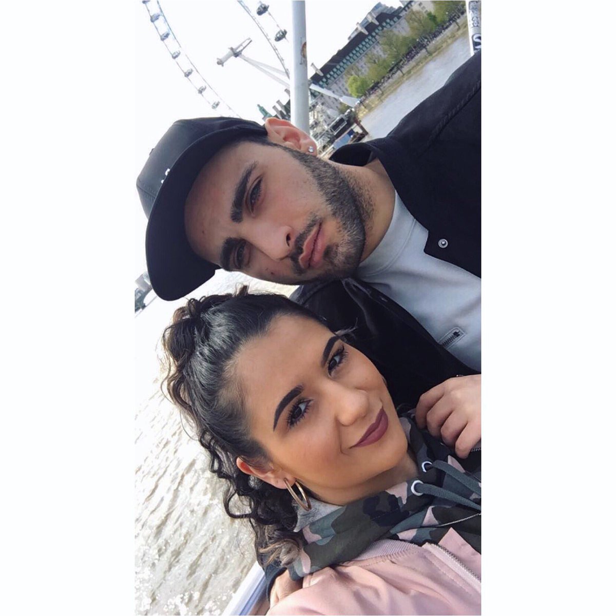 HazzMemzy's tweet photo. Tourist in our city 👫 https://t.co/TwNyidPC9C