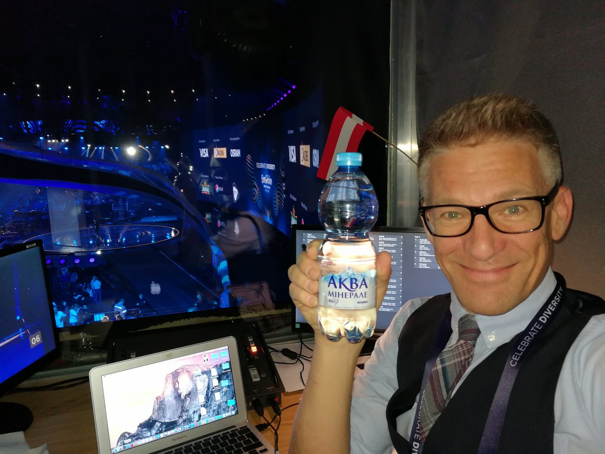 Ich Wasser. Ihr was ... immer beliebt. Vorschläge fürs Codewort zum Trinkspiel bitte. #escorf #Eurovision