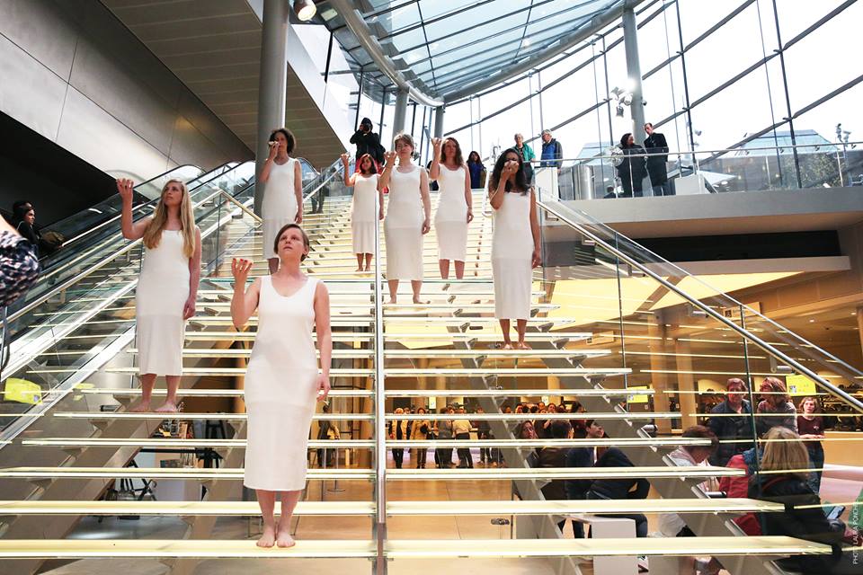 Wáárom zitten de #VanGogh8 nog steeds vast voor korte performance tegen sponsoring <a href="/vangoghmuseum/">Van Gogh Museum</a> door <a href="/Shell/">Shell</a> ? Buiten proportie.