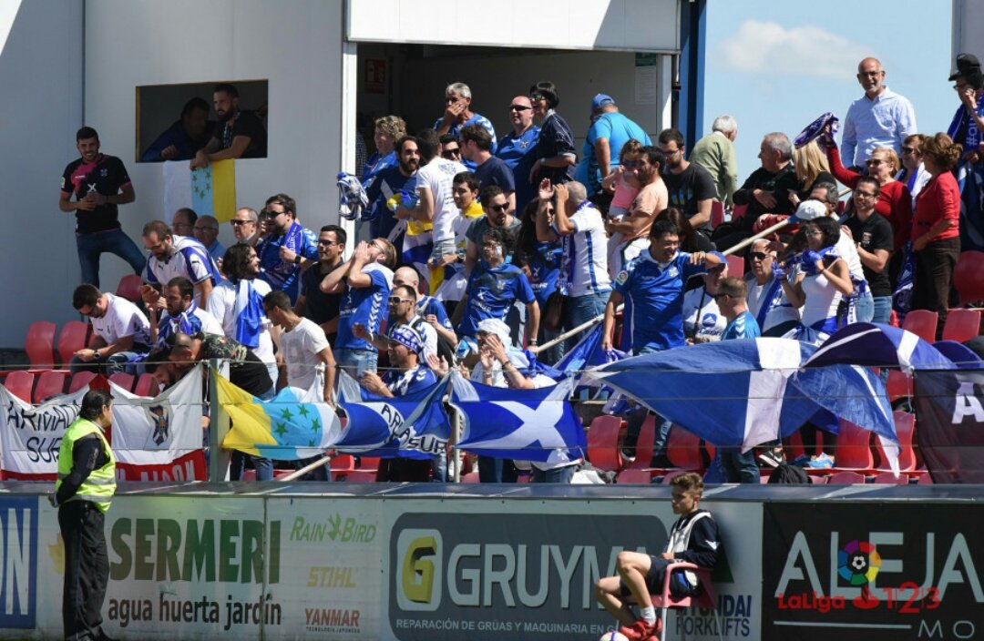 CDTOficial's tweet photo. 👏👏👏 Muchas gracias a los #blanquiazules presentes en El Alcoraz por todo su apoyo. #Todosjuntos #HuescaTenerife #QuieroVivirlo https://t.co/cVz8NCzeC7