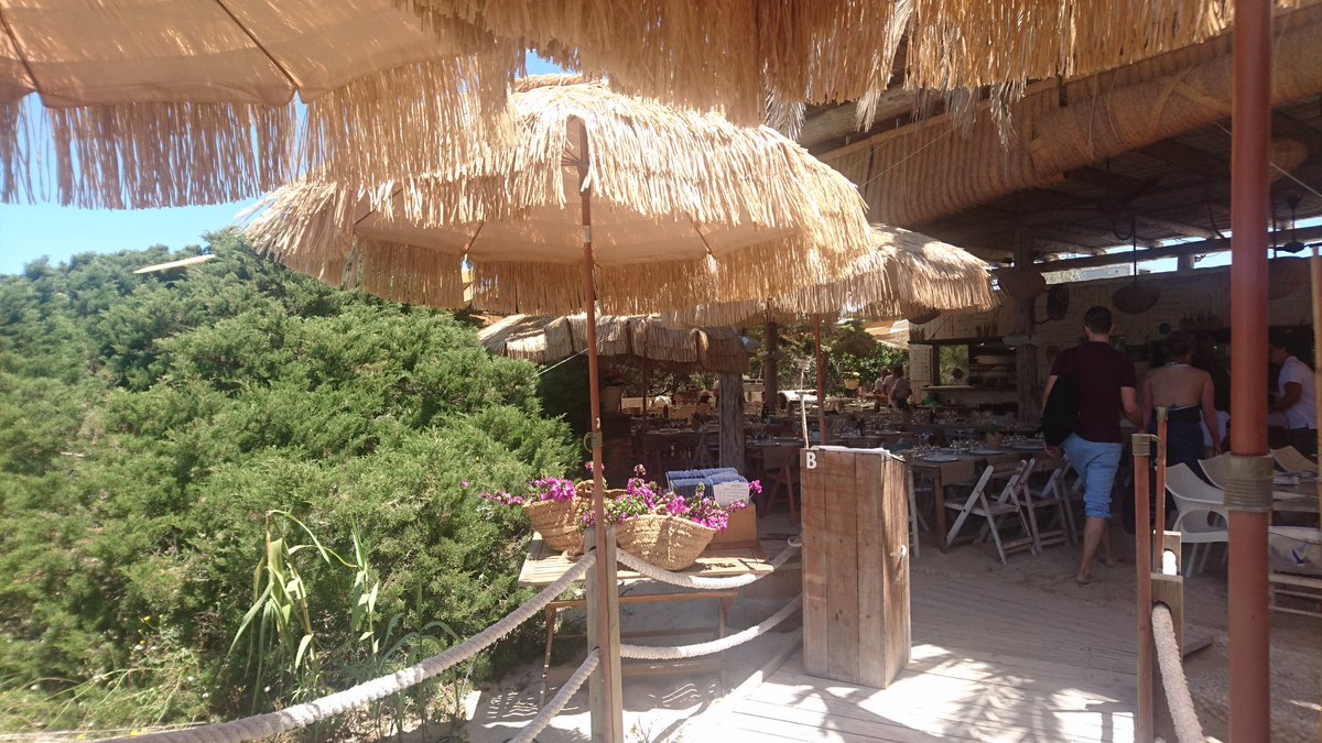 BehiyeHassan's tweet photo. Lunch at the pretty @BesoBeachF today. Great food and great service. The black paella = 👌 https://t.co/P76UNISkmu