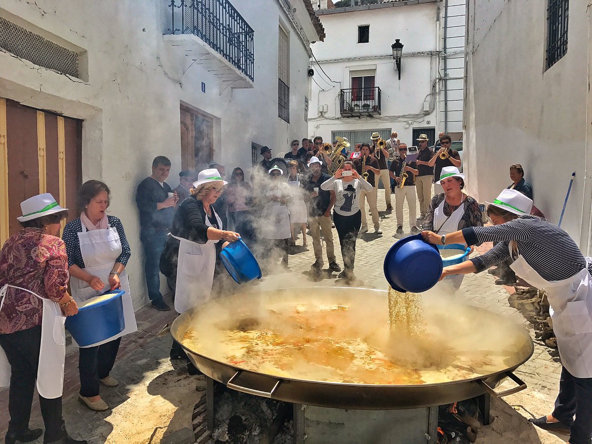 VasoLargoBand's tweet photo. Hoy hemos tocado en un pueblo con mucha Solera!! Magnífico el trato recibido,esperamos volver a repetir muchos años más!! https://t.co/0r3ZMXNWWk