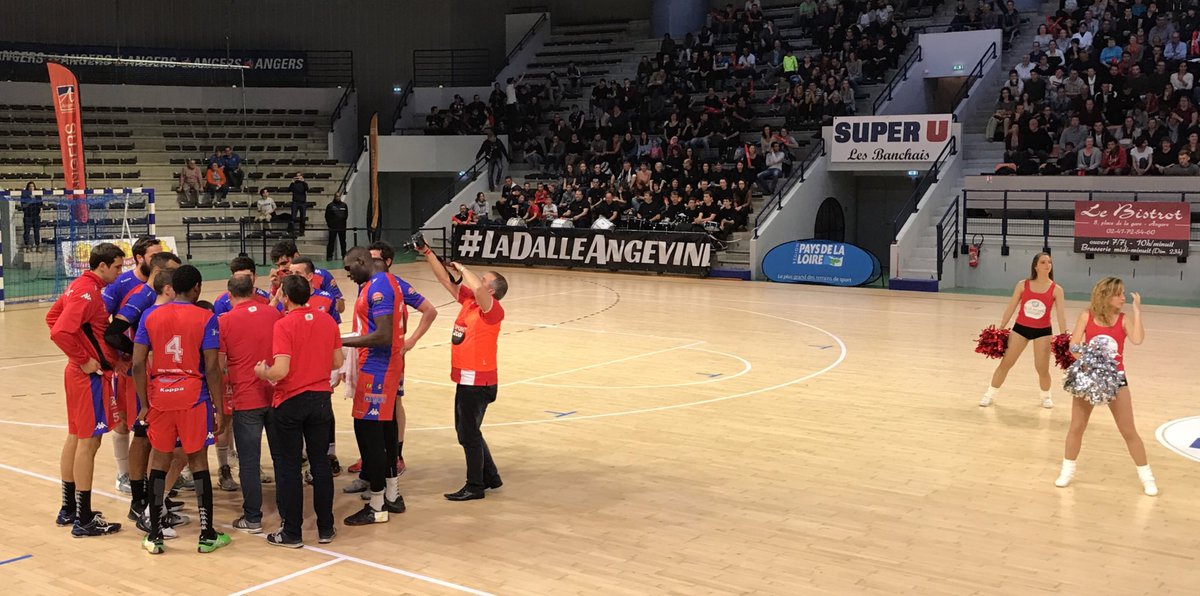 the30man's tweet photo. Merci aux groupes de supporters angevins d'être présents ce soir ! #LaDalleAngevine https://t.co/BfWyYD82mT