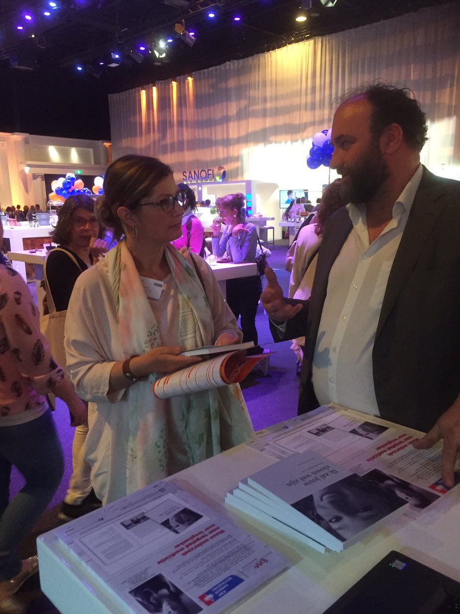 BoekRosa's tweet photo. Mooie gesprekkem op het congres van  @nvvpo voor nog meer begrip en bewust zijn kweken achter het buro van de zorgverlener. https://t.co/sh9CvtogpO