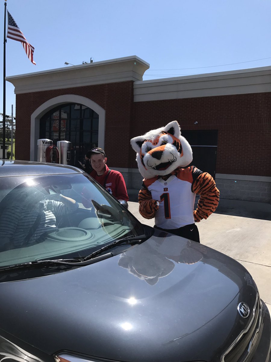 Who Dey had a great time supporting BBBS with @MikesCarwash today! You have until 9pm to join the fun! https://t.co/Nu5sHkSRHu