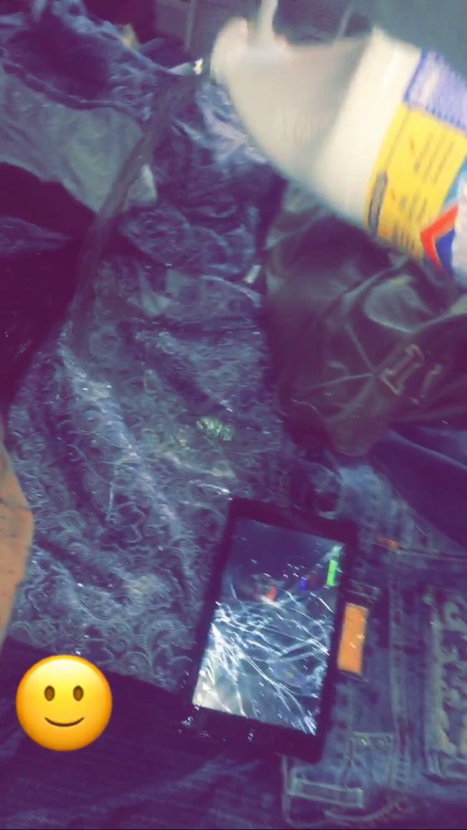 MizzCreme's tweet photo. She bleached all his clothes and broke all his tablets!!! #IssaCase π©π©π₯π₯ https://t.co/l91b1ZZNe0