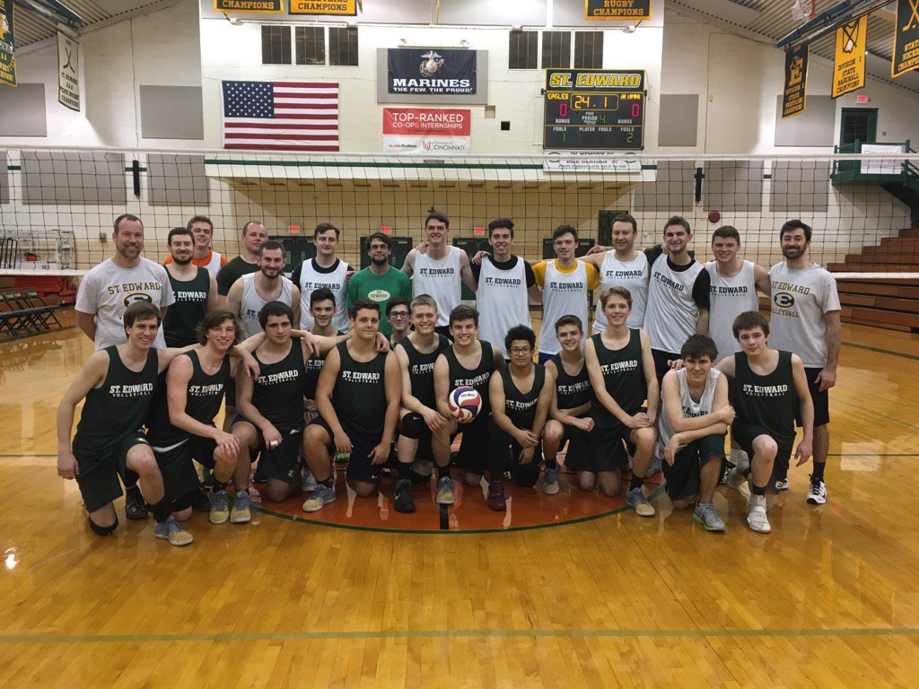 SEHSVolley's tweet photo. Classes 2002-2016 came back to celebrate Alumni weekend with our current eagles. #fam #edsup https://t.co/TaWoOXxxML